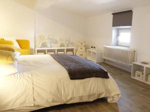 Un dormitorio con una gran cama blanca y una ventana en Maison Bacou N2, en Carcassonne