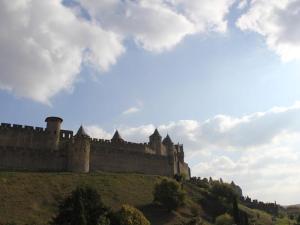 un gran castillo en la cima de una colina en Maison Bacou N2, en Carcassonne