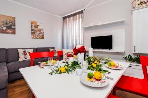 salon z białym stołem i owocami w obiekcie Nel Centro City Apartment w Rovinj