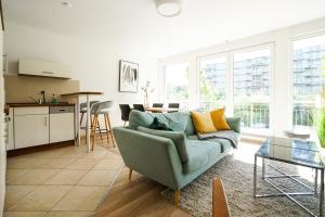 a living room with a couch and a table at ***Gemütliches Apartment im Zentrum-West*** in Leipzig