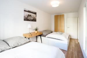 a bedroom with two beds and a desk in it at ***Gemütliches Apartment im Zentrum-West*** in Leipzig