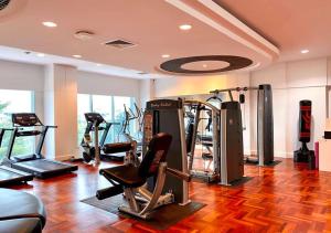 The fitness centre and/or fitness facilities at Krungsri River Hotel