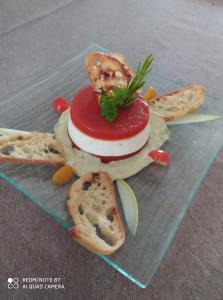 eine Platte mit einem Dessert auf dem Tisch in der Unterkunft Chambres d'hotes du Port Gautier in Vouvray-sur-Loir