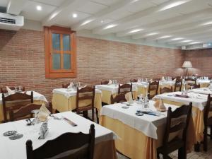 Albergo Ristorante Leon d'Oroにあるレストランまたは飲食店