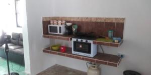 una cucina con piano cottura e forno a microonde appesi a una parete di 1 and 2 separate bedrooms for rent a San Crisanto