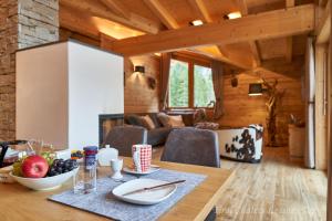 ein Esstisch mit einer Obstschale darauf in der Unterkunft Chalet Leßner in Leutasch