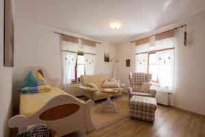 ein Schlafzimmer mit einem Bett, einem Sessel und einer Couch in der Unterkunft Altstadtzauber Amberg in Amberg