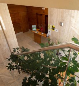 uma escada que leva a um átrio com uma secretária em Hotel Apartamentos Ciudad de Lugo em Lugo