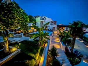 einem Luftblick auf ein Gebäude mit Palmen in der Unterkunft Apartments Secret Garden in Ulcinj