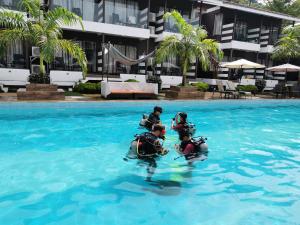 Der Swimmingpool an oder in der Nähe von The Barat Tioman Beach Resort