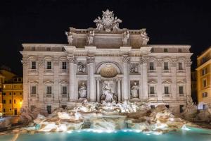 ローマにあるホテル ジオット フラビアの噴水のある大きな建物
