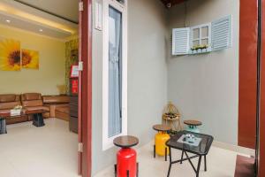 Posezení v ubytování RedDoorz Syariah near Jam Gadang Bukittinggi 2