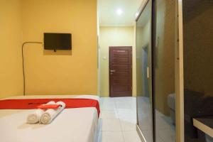 Postel nebo postele na pokoji v ubytování RedDoorz Syariah near Jam Gadang Bukittinggi 2
