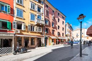 ulica z budynkami i skuterem zaparkowanym na ulicy w obiekcie Nel Centro City Apartment w Rovinj