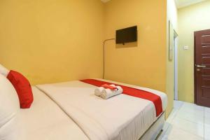 Postel nebo postele na pokoji v ubytování RedDoorz Syariah near Jam Gadang Bukittinggi 2