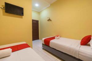 Postel nebo postele na pokoji v ubytování RedDoorz Syariah near Jam Gadang Bukittinggi 2