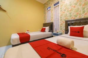 Ліжко або ліжка в номері RedDoorz Syariah near Jam Gadang Bukittinggi 2