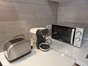 um balcão de cozinha com uma torradeira e um micro-ondas em Apartamento El Aljibe de la Luz em Toledo