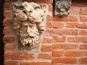 テルチにあるPenzion Kamenne Slunceの煉瓦壁石獅子彫刻