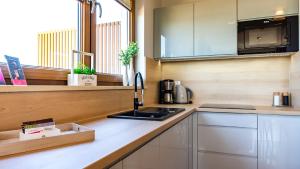 Kuchyňa alebo kuchynka v ubytovaní VacationClub - Olympic Park Apartment A604