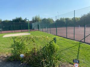 Tennis ja/või seinatennis majutusasutuses Zeepark Zeewind või selle läheduses