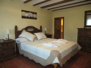 una camera con un grande letto con due comodini e un letto sidx sidx di CASA RURAL APOL 4 estrellas Provincia de Segovia a Lastras del Pozo