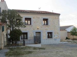a large house with a gate in front of it at CASA RURAL APOL 4 estrellas Provincia de Segovia in Lastras del Pozo