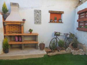 Un modèle de maison avec un vélo à côté de celle-ci dans l'établissement CASA RURAL APOL 4 estrellas Provincia de Segovia, à Lastras del Pozo
