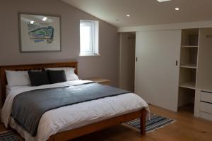 Un dormitorio con una cama grande y una ventana en Garden Villa en Cambridge