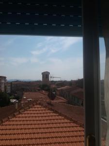 una vista da una finestra di un tetto di L'appartamento delle vacanze a Venturina Terme