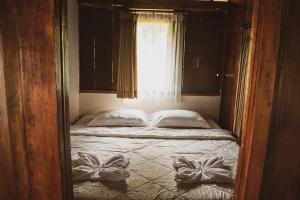- une chambre dotée d'un lit avec des arcs dans l'établissement Taman Dolan Home & Resort, à Batu