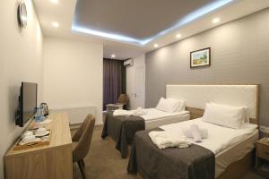 Tempat tidur dalam kamar di Baku Tour Hotel & Hostel