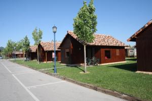 una fila de cabañas al lado de una calle en Camping Iratxe Ciudad de Vacaciones, en Ayegui