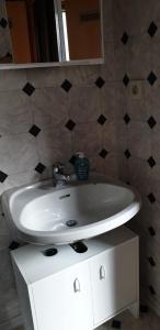 y baño con lavabo blanco y espejo. en Ferienhaus Nr. 60 Im Ferienpark am Twistesee, en Bad Arolsen