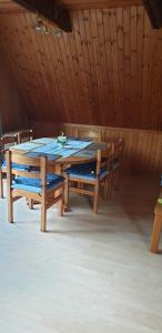 una mesa de madera y sillas en una habitación en Ferienhaus Nr. 60 Im Ferienpark am Twistesee, en Bad Arolsen