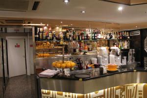 ナポリにあるB&B Villa in Rivieraの酒の多いレストランのバー