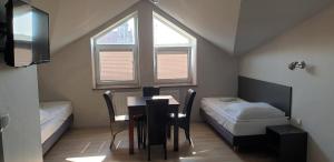 um quarto com uma mesa, uma cama e uma janela em Résidence Tournet na Cracóvia