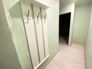 una stanza con una fila di porte in vetro e un corridoio di Apartment Levchenko 8 a Ufa