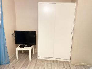 Μια τηλεόραση ή/και κέντρο ψυχαγωγίας στο Apartment Levchenko 8