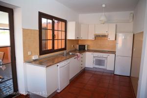 een keuken met een witte koelkast en een wastafel bij Casa Macu in Puerto del Rosario
