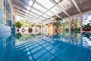 Bazén v ubytovaní Bodrogi Kúria Wellness Hotel alebo v jeho blízkosti