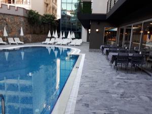 Der Swimmingpool an oder in der Nähe von Ramira City Hotel - Adult Only (16+)
