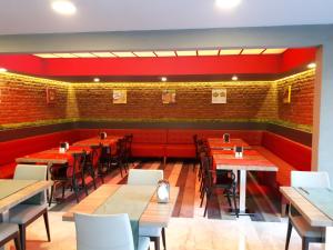 Ein Restaurant oder anderes Speiselokal in der Unterkunft Ramira City Hotel - Adult Only (16+) 