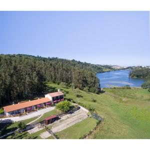 - une vue aérienne sur un bâtiment à côté d'un lac dans l'établissement Apartamentos Rurales Las Garzas de Oyambre, à San Vicente de la Barquera