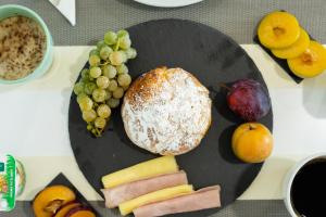 une assiette de nourriture avec des fruits sur une table dans l'établissement Porto D'Abrigo - Alojamento Local, à Sardoal