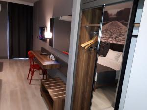 Ein Bett oder Betten in einem Zimmer der Unterkunft Ramira City Hotel - Adult Only (16+)