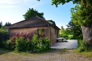 un pequeño edificio con un banco delante en Ferienwohnung am See en Eutin