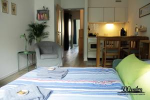 a living room with a bed and a kitchen at 500 Miles Apartments in Bonn