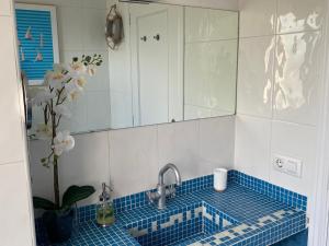 ein Badezimmer mit Waschbecken und Spiegel in der Unterkunft Apartamento ideal a la entrada de Salamanca !!! in Santa Marta de Tormes + 37 Fotos