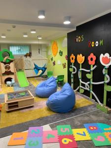 una sala infantil con una zona de juegos con un parque infantil en Hotel *** NAT Ustroń, en Ustroń